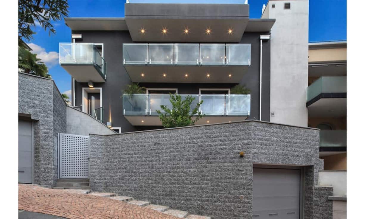 Das moderne Haus verfügt über zwei Wohnungen im Erdgeschoss und über eine Duplex-Wohnung, welche sich über den 1. und 2. Stock erstreckt.