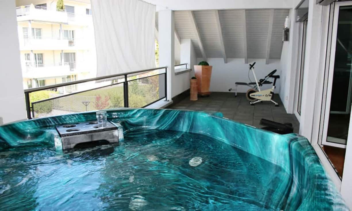 Auf der über 30 Quadratmeter grossen, gedeckten Terrasse des DG ist ein Jacuzzi für bis zu zehn Personen.