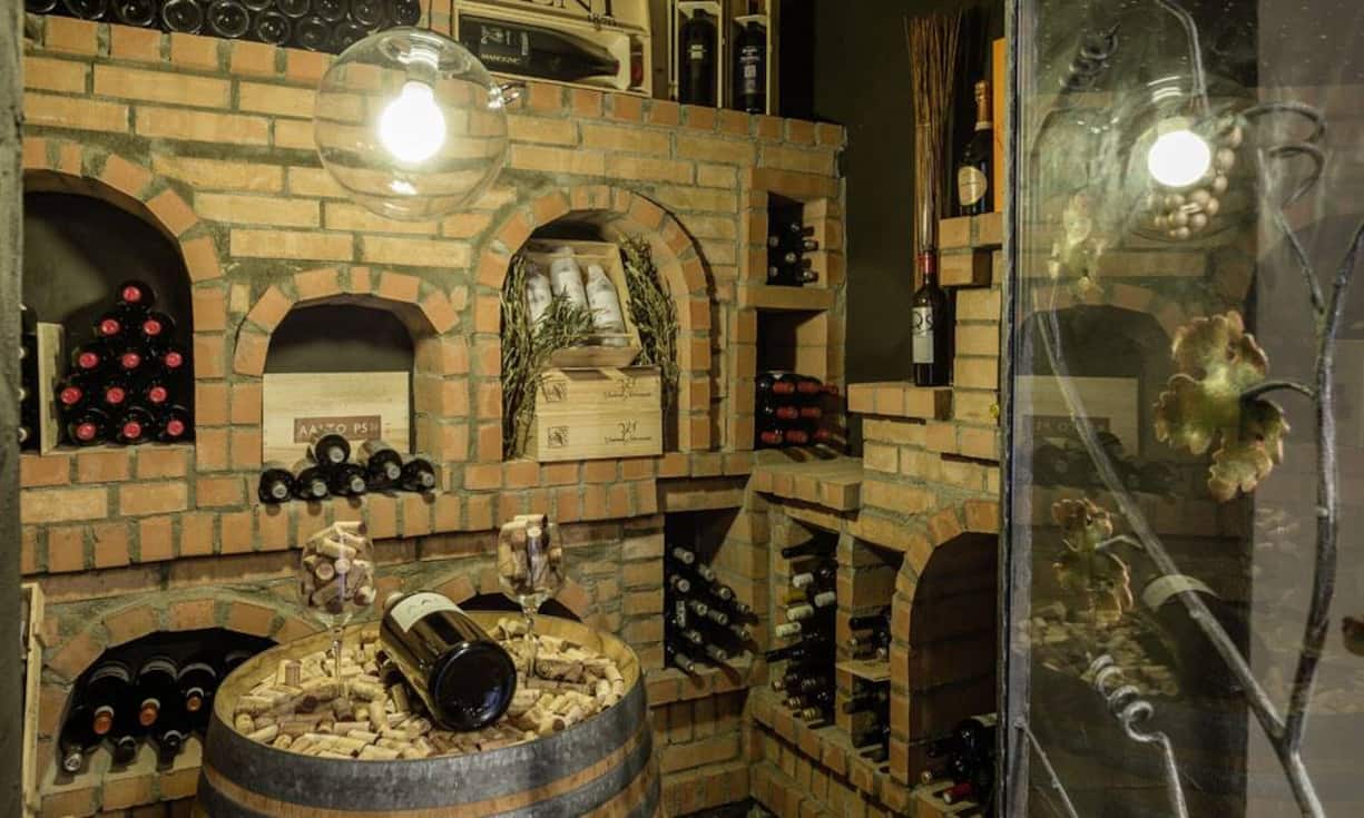 Zur Wohnung gehört ein eigener kleiner, klimatisierter Weinkeller.