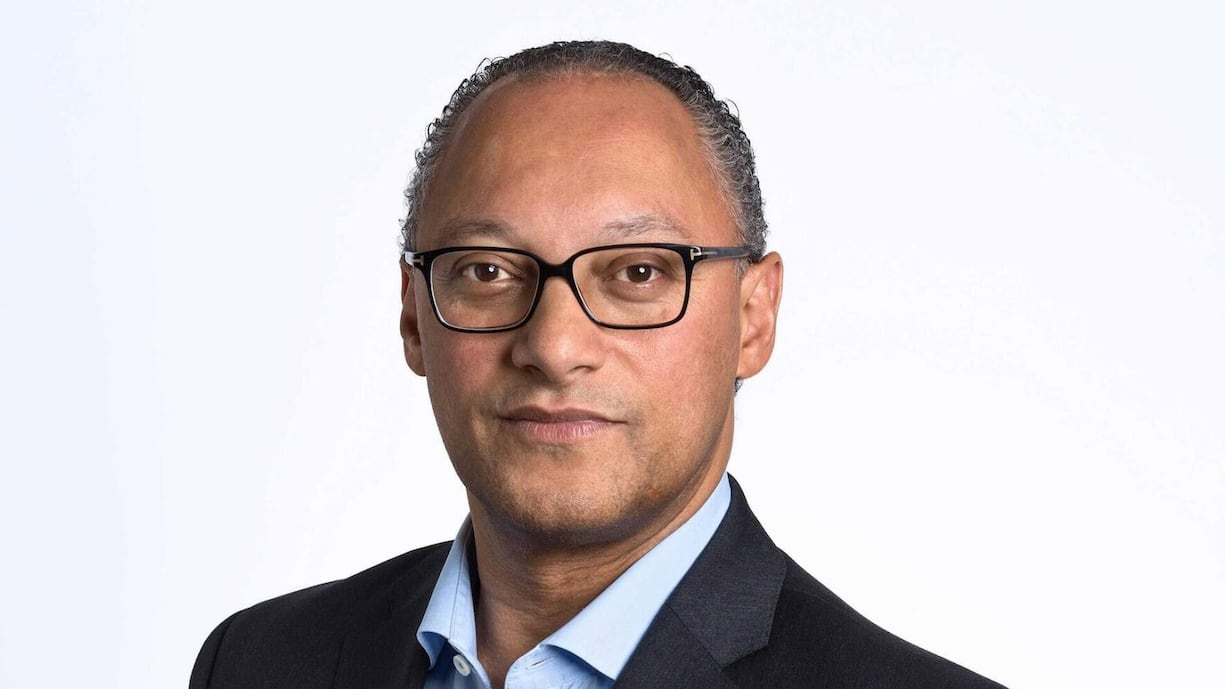 Andreas Berger ist seit 2024 CEO der Swiss Re. Er setzt statt des Goldpinsels lieber den Rotstift an.