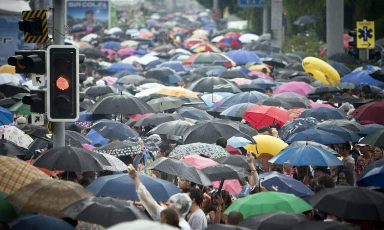 ... dreimal mussten die Massen unter Regenschirmen tanzen.