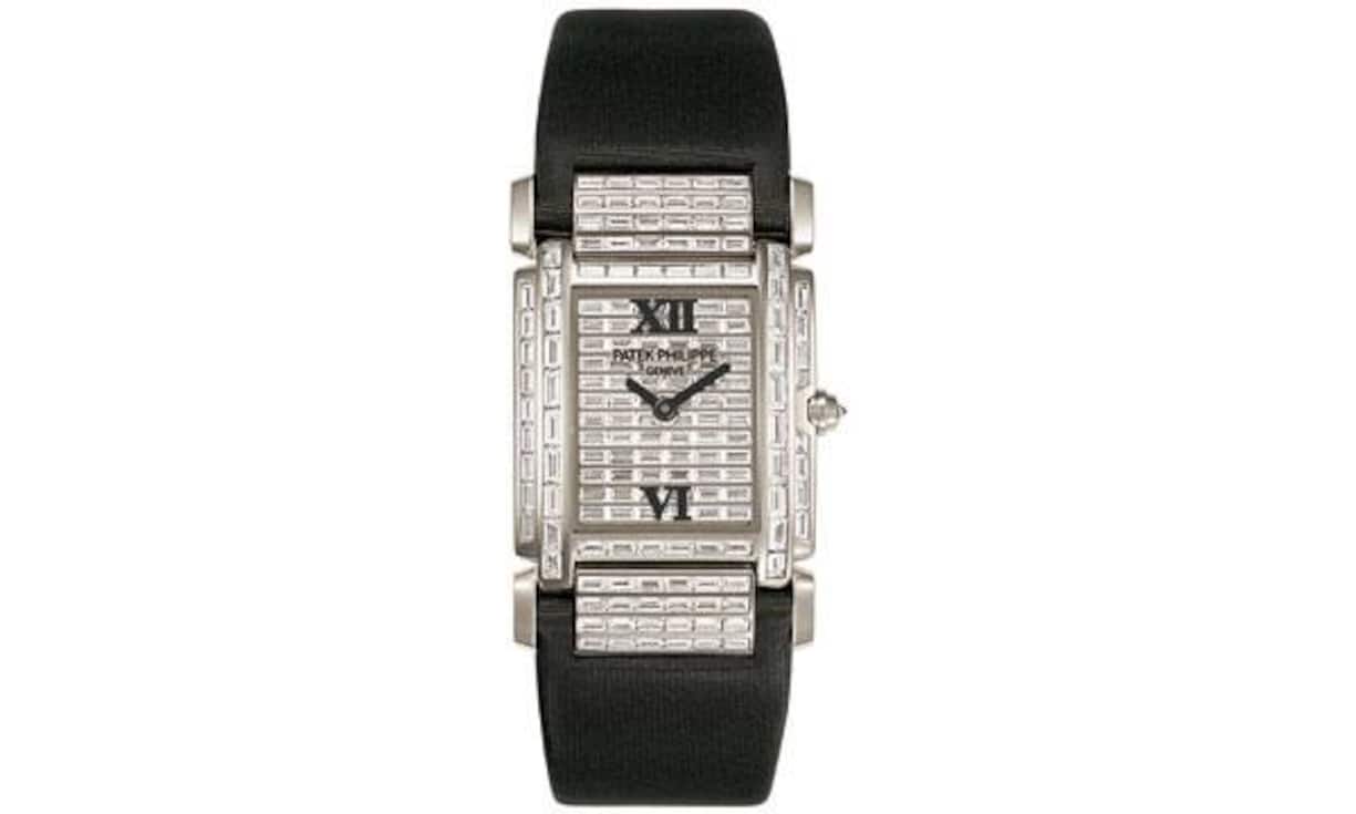 Auch optisch stark: Patek Philippe verdankt den aussergewöhnlichen Ruf inneren Qualitäten. Die Genfer waren immer in erster Linie Uhrmacher – bis hin zur Entwicklung eigener Quarzwerke. Dass sie auch die Habillage absolut glänzend beherrschen, beweisen sie mit der zwar nicht neuen, aber ikonischen Twenty-Four, ihren über 170 Baguettediamanten und dem hauseigenen Quarzwerk. 157 300 Franken.
