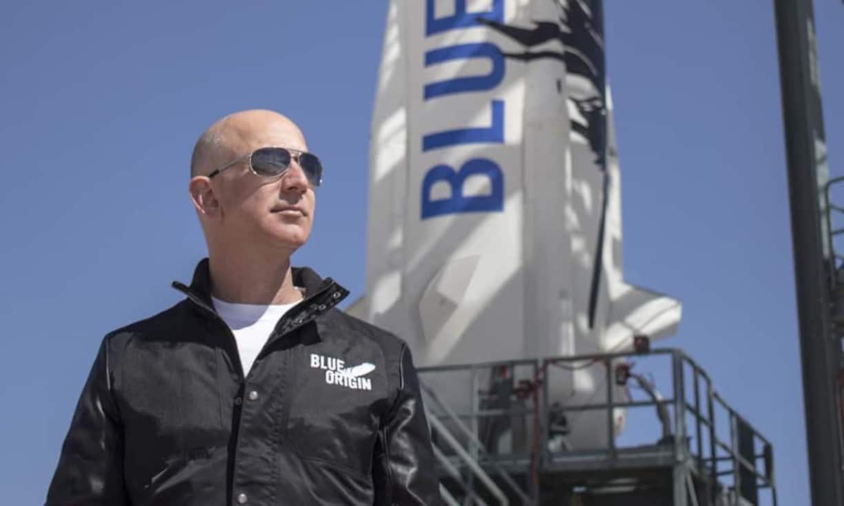 Mit seiner Raketenfirma Blue Origin will Bezos zudem Menschen ins All bringen.Blue Origin