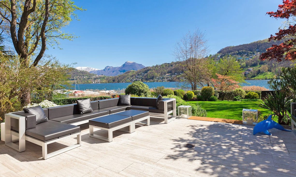 Entspannung bei jeder Jahreszeit: Ob im eigenen Spa-Tempel, dem grossen Garten oder im Luganersee, man hat die Qual der Wahl.