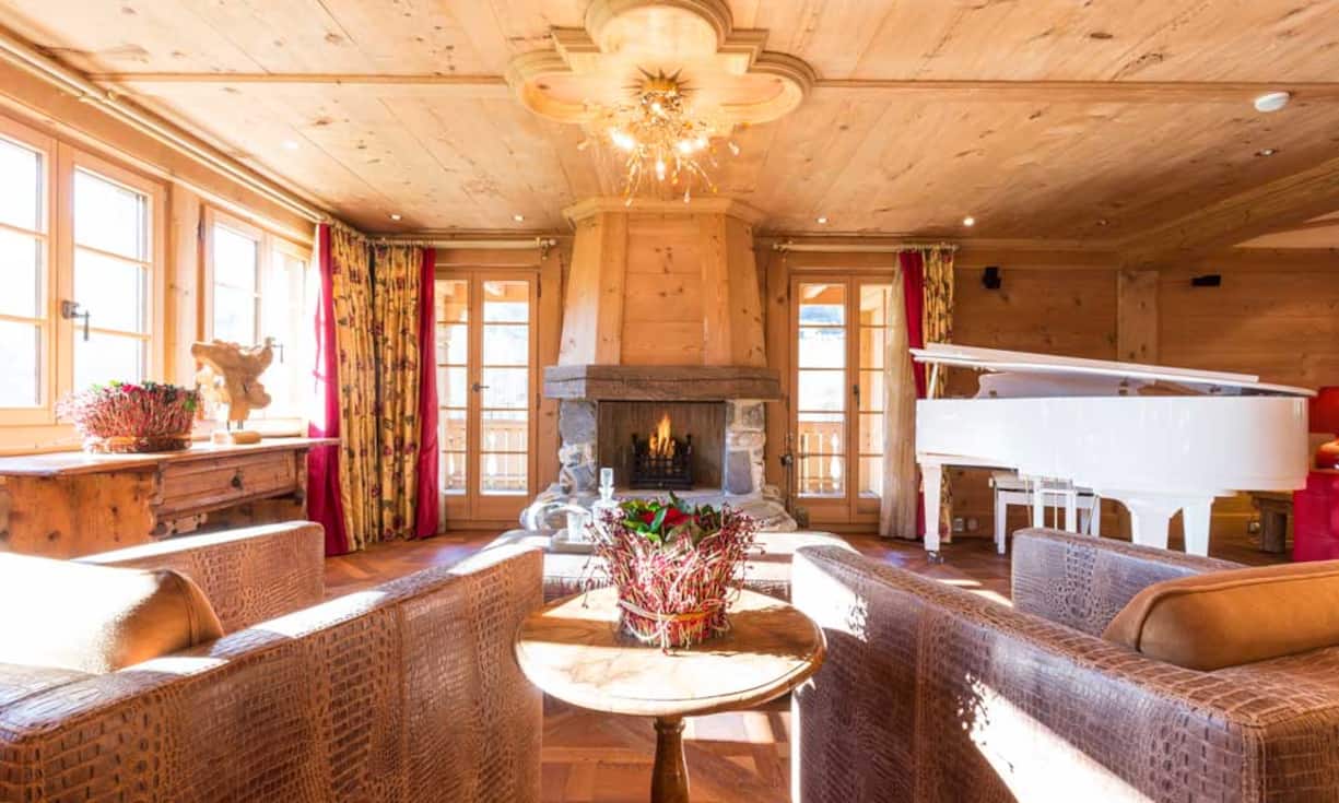 Im Obergeschoss findet sich das Wohnzimmer, Esszimmer und die Altholz-Küche.