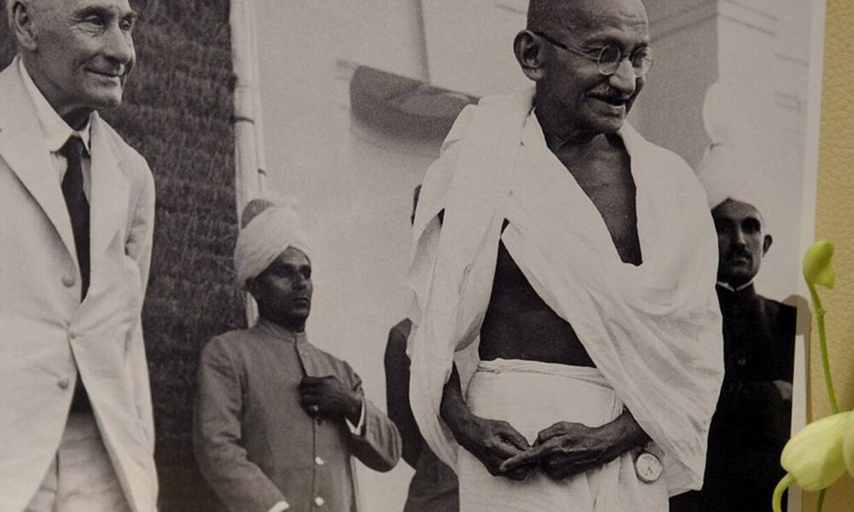 Mahatma Gandhi (rechts auf dem Foto) ist die Ikone des gewaltfreien Widerstandes. Der Inder (1869 - 1948) belegt Rang 3. Auf ...