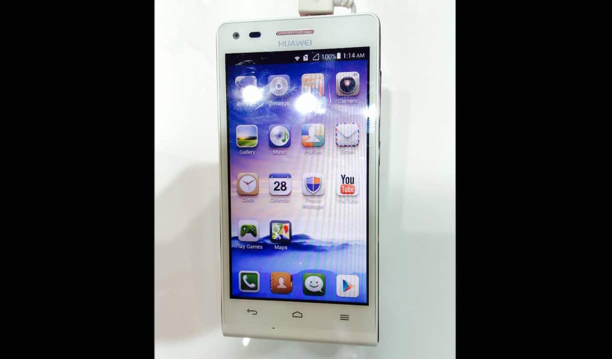 Der chinesische Anbieter Huawei bringt sein Ascend P6 nun auch in einer LTE-Version. Noch immer ist das Gehäuse superschlank (offiziell sind es 7.85mm) und leicht (115g). Es gibt es in allerlei möglichen und unmöglichen Farben, von Champagner-Gold bis Weiss-Rosa. 349 Franken soll das Gerät ab dem zweiten Quartal kosten.