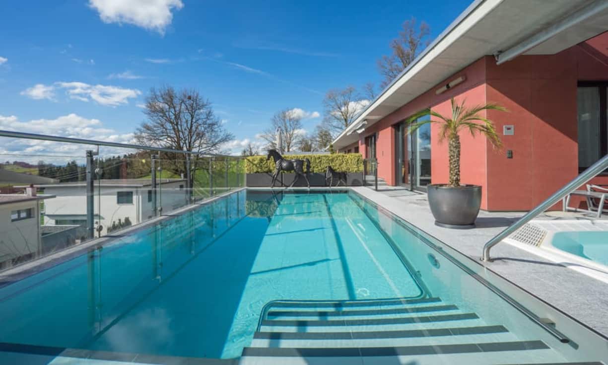 Aussenpool, Sauna sowie Fitnessraum tragen zum Wohlbefinden bei.