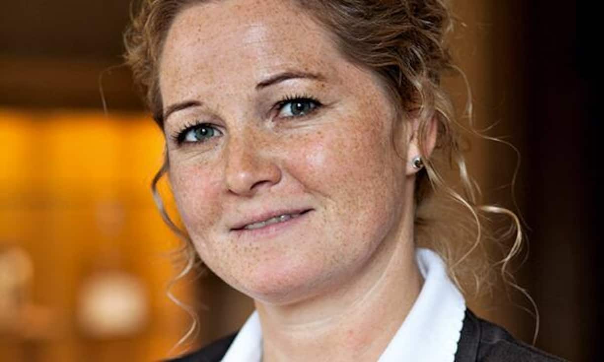 Hausdame des Jahres: Michaela Gäng («Gstaad Palace», Gstaad). Jedes Bad im «Gstaad Palace» hat dem Hygienestatus eines OP-Saals zu entsprechen. Denn hier gilt: Ein Haar vom Vorgänger, das dem Gast ins Auge fällt, ist eines zu viel. Wenn sie neue Mitarbeiterinnen einweist, heisst die erste Lektion «Sitzen». Und – schauen. «So entdeckt man immer etwas: Staub, Spinnweben, abgeplatzte Leisten», sagt sie.