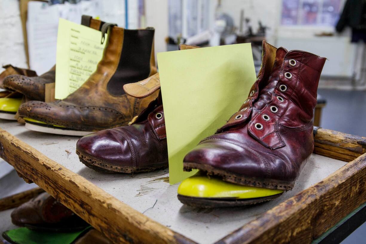 Die eigene Werkstatt arbeitet auch die ältesten Schuhe der Kunden wieder perfekt auf.