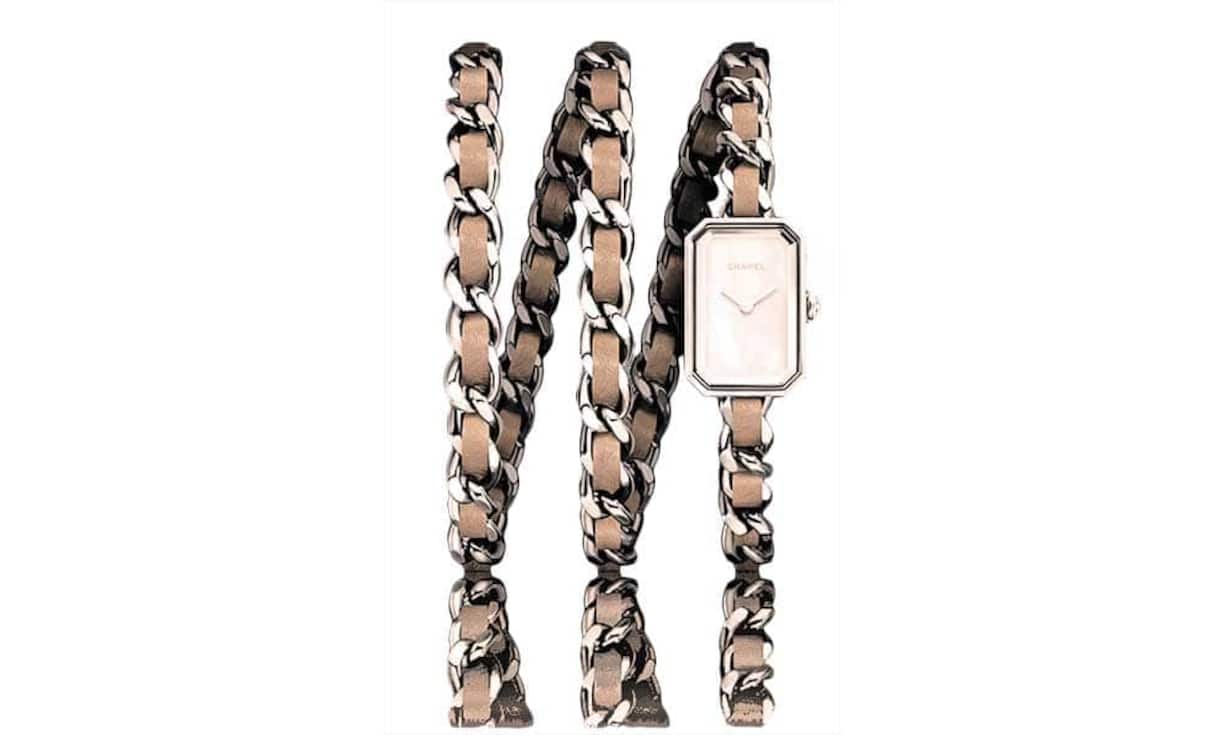 Channel - Liebeserklärung: Première Rock BeigeKlassisch elegant, ganz wie das «Kleine Schwarze», aber doch mit einem raffinierten Auftritt bietet die Uhr mit Stahlgehäuse, weissem Perlmuttzifferblatt und einer mit beigem Leder verwobenen Kette schlichten Luxus in der Tradition Coco Chanels. Damit die Première Rock an jedes zarte Handgelenk passt, gibt es sie in vier Grössen. Die Auflage der Valentins-Überraschung ist auf 1000 Stück limitiert. Preis: 4'450 Franken