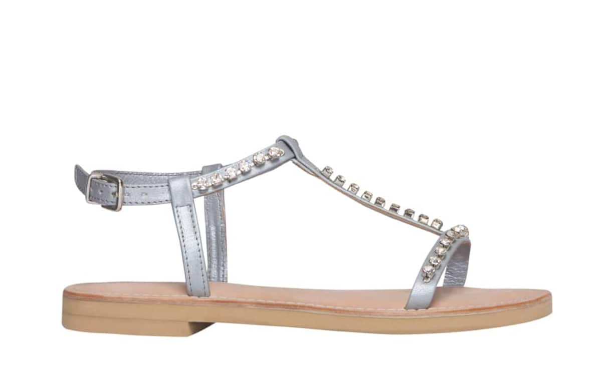 Glänzend: Ilse Jacobsen   Silberne Sandaletten mit Ziersteinen sorgen für Abwechslung beim schlichten Business-Outfit. Diese sind auch in Gold erhältlich. Preis 80 Franken