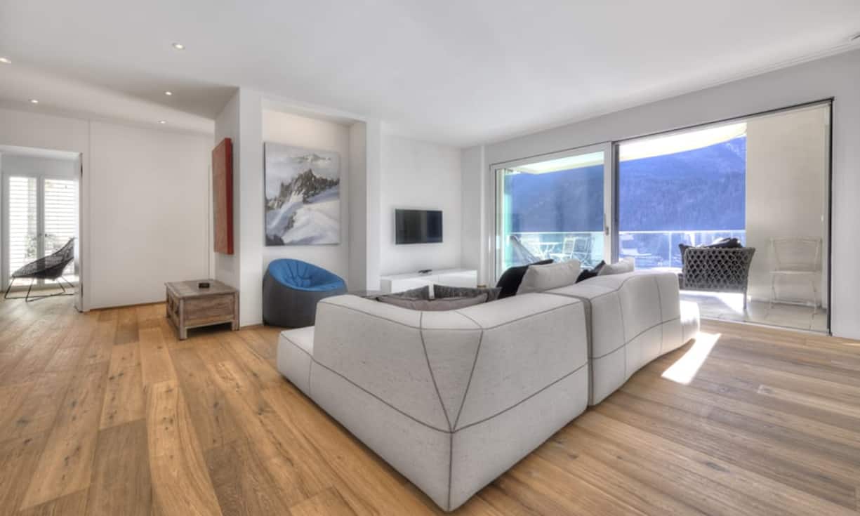 Die grossen Fenster erhellen die Räume und erlauben einen unvergesslichen Blick auf das Bergpanorama. Sonnenliebhaber aufgepasst …