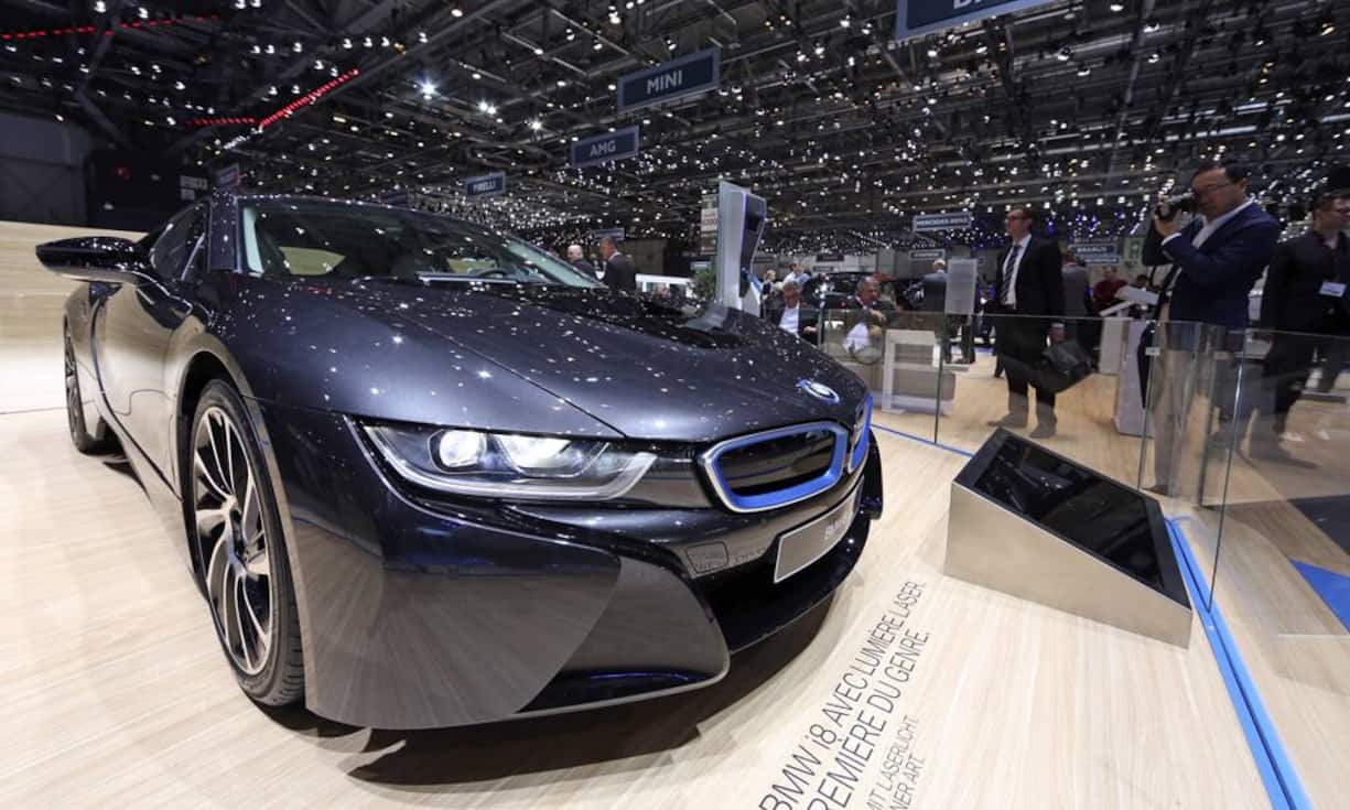 Auch die Bayern arbeiten an einem Gegenpart zu Teslas Model S. BMW hatte bereits im vergangenen Jahr mit seinem batteriebetriebenen i8 Furore gemacht. Nun soll Berichten zufolge auch eine eine viertürige E-Limousine mit dem Arbeitstitel i5 in Arbeit sein, die wie der i8 auf einen Hybridantrieb setzen soll.