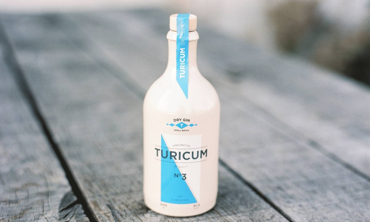 Lokaler Züri-Gin: Vier Zürcher Jungs brauen den Turicum-Gin in ihrer eigenen Destillerie. Für ihren Signatur-Drink sammeln sie eigenhändig Zutaten in der Umgebung ein. Sandra Marusic Photograph