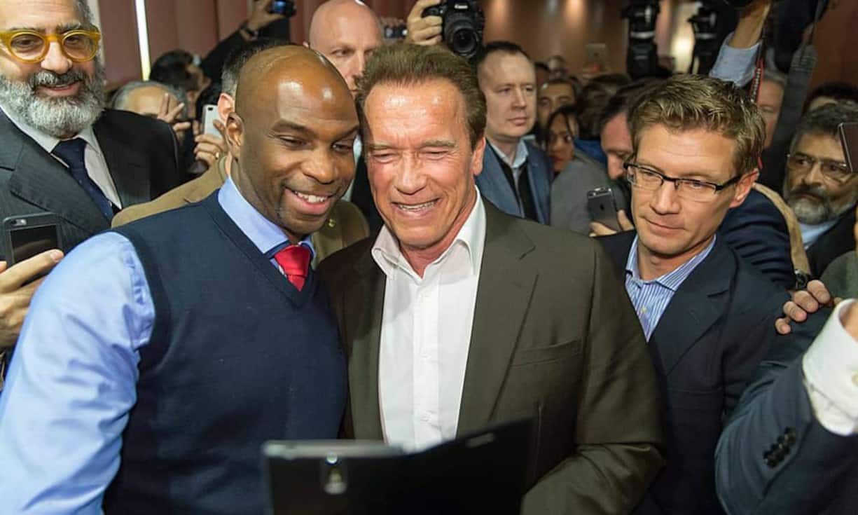 Eindrücke von der Baselworld 2015: Der Schauspieler und Ex-Gouverneur von Kalifornien, Arnold Schwarzenegger, lässt sich auf der Baselworld mit Fans ablichten.