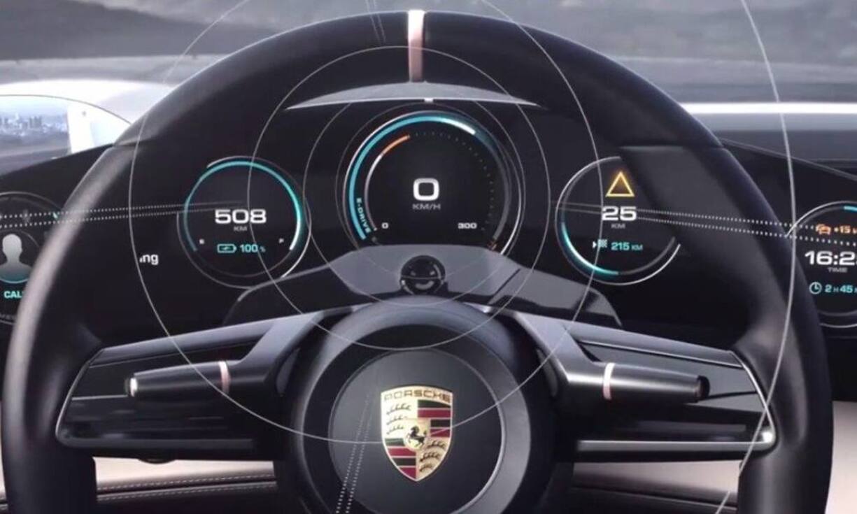 Der Fahrer kann das Menü des Autos mithilfe der «Eye-Tracking»-Technik steuern: Eine Kamera erkennt, wo der Fahrer hinschaut und welchen Teil des Armaturenbretts er öffnen möchte. Bestätigt wird die Auswahl durch einen Tastendruck auf dem Lenkrad.