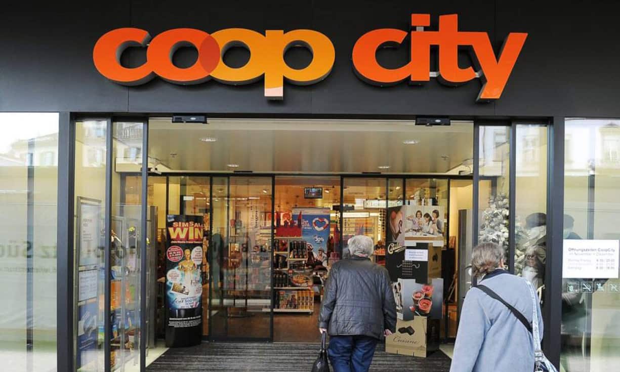 Rang 50: Coop GroupDie Coop Group liegt laut dem Beratungsunternehmen Deloitte auf dem fünfzigsten Rang der weltweit grössten Detailhändler (Berechnungsbasis: Geschäftsjahr 2013). Damit hat Coop im Vergleich zum Vorjahr einen Rang verloren, steht aber dennoch fast gleichauf mit der weltweit tätigen Modekette H&M. Einzelhandelsumsatz von gut 19 Milliarden Dollar