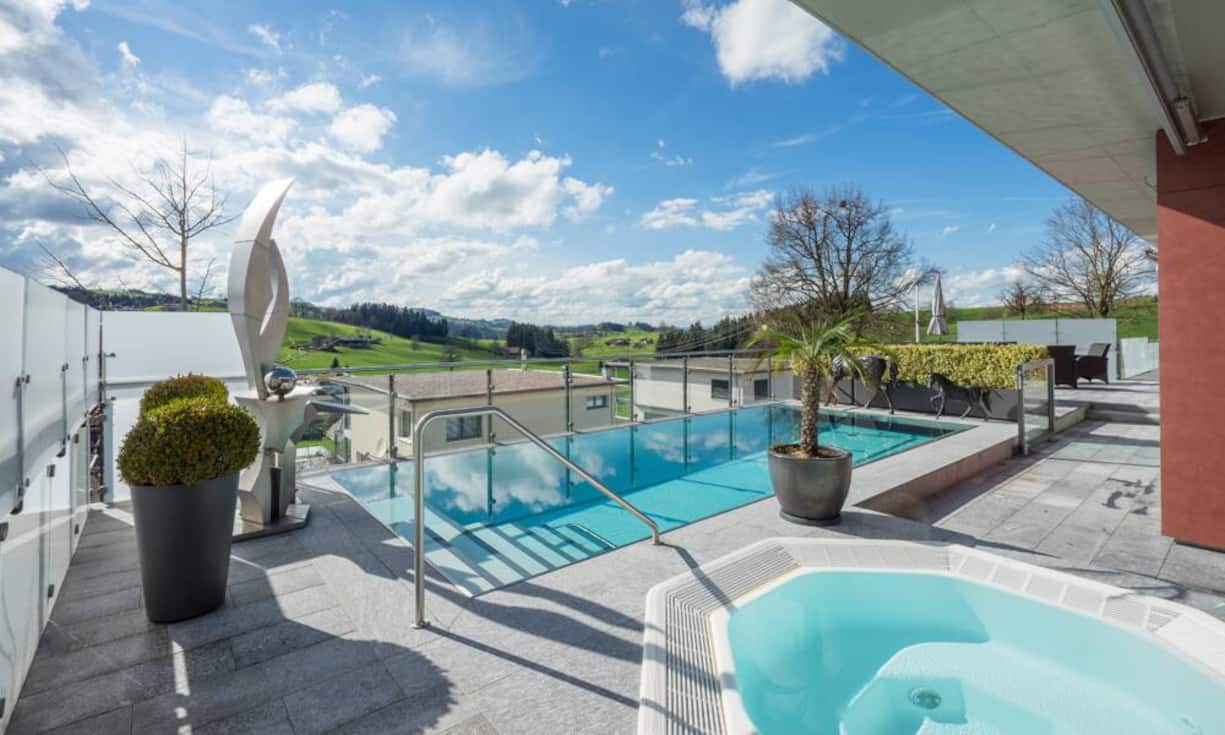 Im Aussenbereich der Wohnung befinden sich ein Pool sowie ein Jacuzzi.