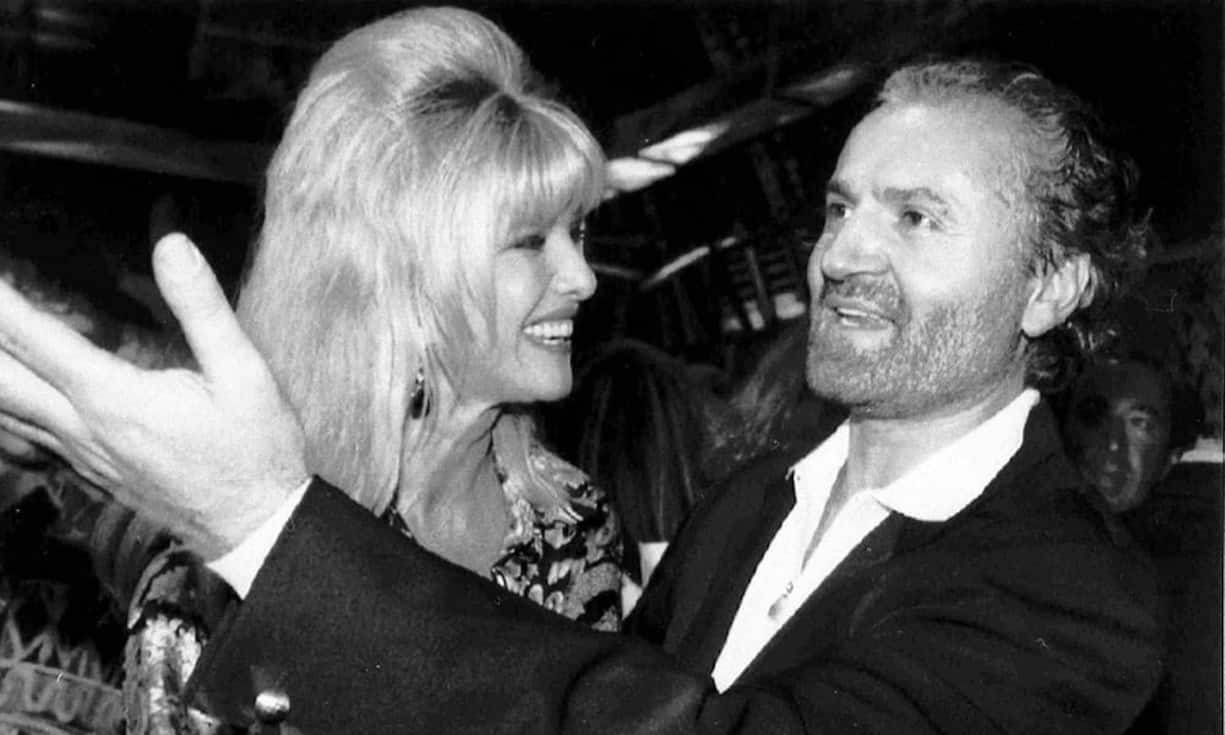 Der «Sonnenkönig», wie er sich selber inszenierte, umgab sich gerne mit Stars und Sternchen. Hier mit Ivana Trump, der früheren Ehefrau von US-Präsident Donald Trump, im Oktober 1991 in Mailand.