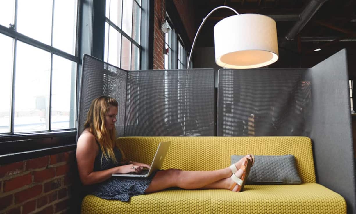 Fast alle Teilnehmer der Umfrage – 98 Prozent genau – haben schon zuhause eingekauft. Ziemlich gewöhnlich am Tisch (84 Prozent) oder dann doch eher gemütlich auf dem Sofa (44 Prozent).