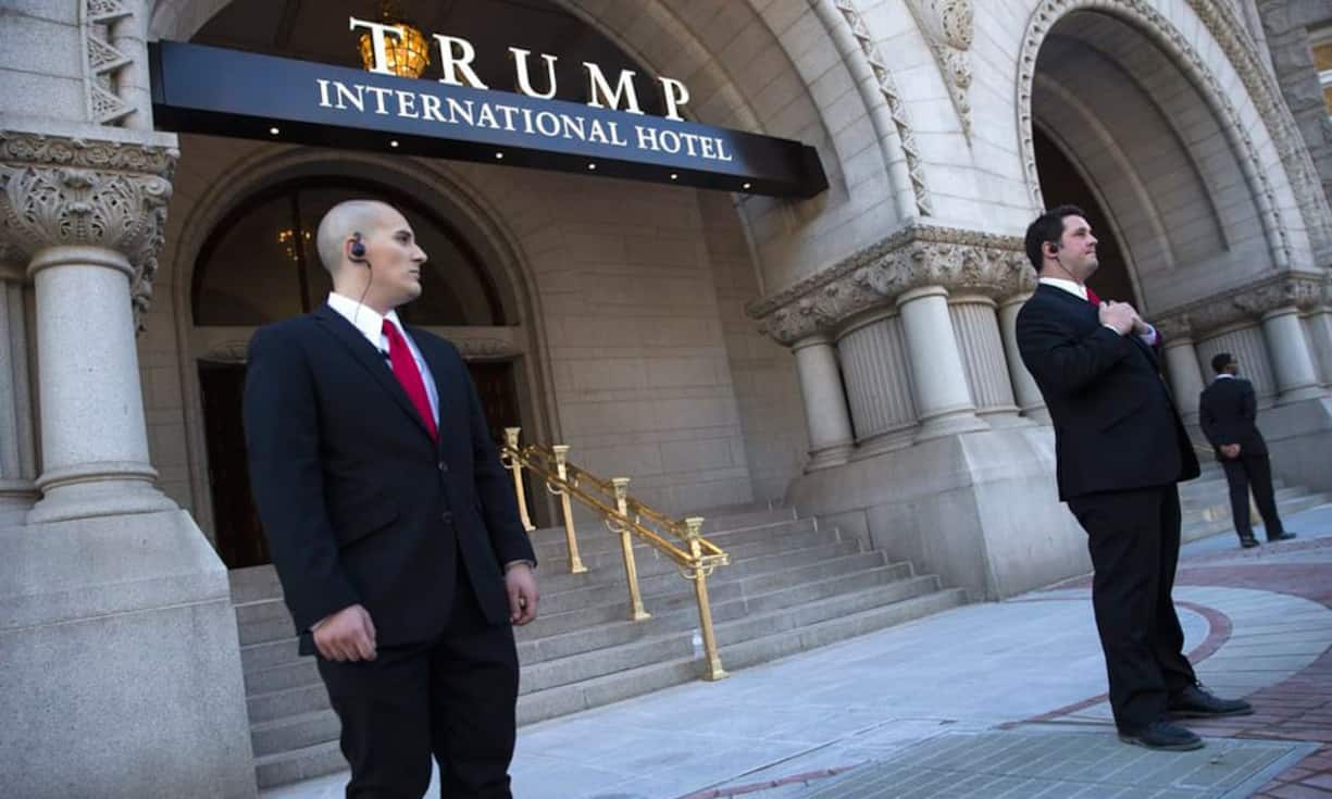 Von aussen prangt sein Name in goldenen Grossbuchstaben auf dem Gebäude.