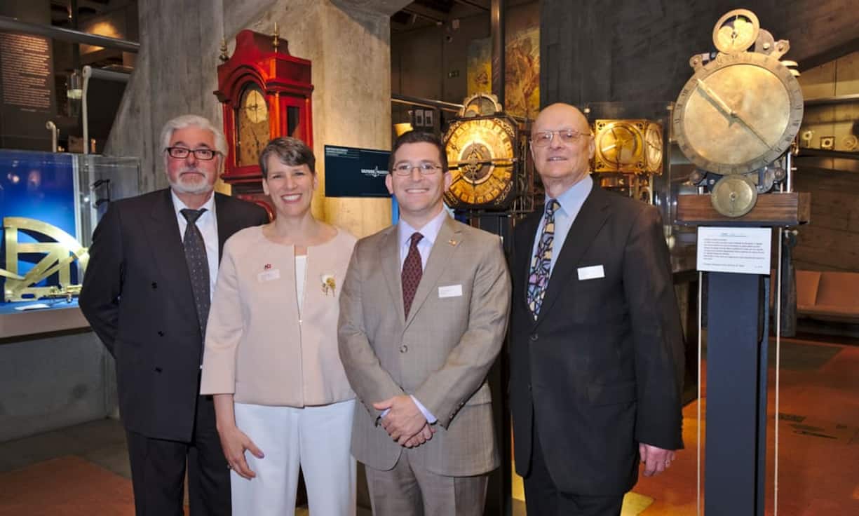Gruppenbild mit historischen Standuhren:
Ludmil Georg Raytchev, Chairman & CEO, QinetiQa Holding AG;
Suzi LeVine, USA-Botschafterin für die Schweiz und Liechtenstein;
Eric LeVine;
Walter Hediger, Owner & CEO, Gallet Watch Company.