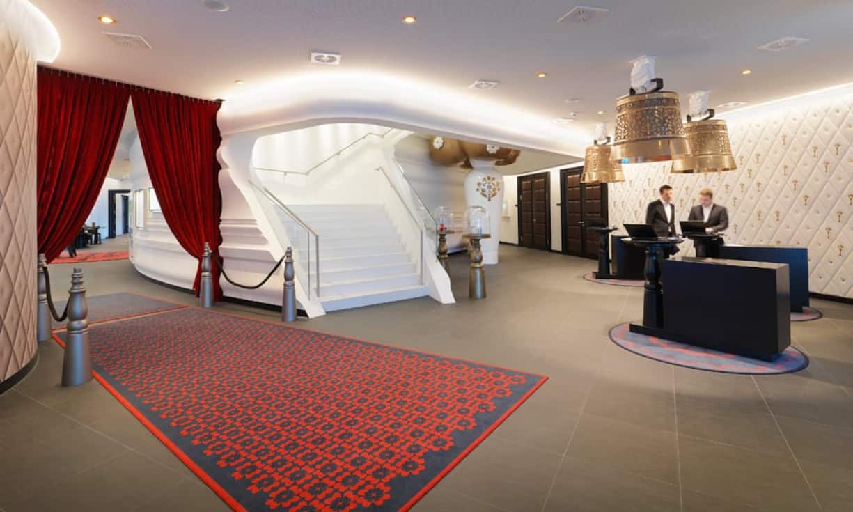 Betritt man das Hotel, fährt der Blick erstmal Achterbahn: riesige Kuhglocken baumeln in der Lobby von der Decke.
