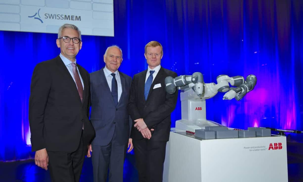 Gruppenbild mit Roboter:
Ulrich Spiesshofer, CEO, ABB Gruppe;
Hans Hess, Präsident, Swissmem;
Odd-Even Bustnes, Direktor Unternehmensentwicklung, Tesla Motors (v.l.n.r.)Bilder: Markus Senn