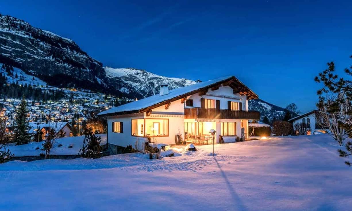 Das Chalet wurde 1964 als Ferienhaus errichtet. Das gesamte Objekt wurde stets professionell unterhalten und ebenfalls in 2007 total saniert.