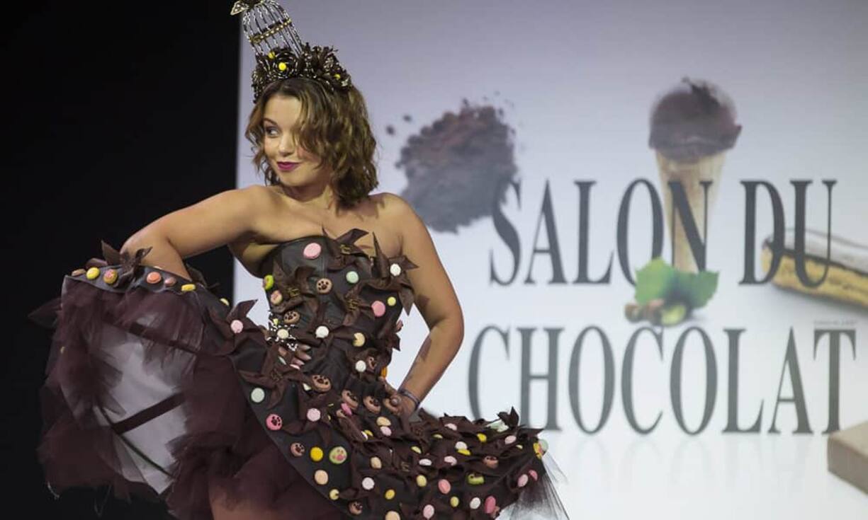 Models präsentierten bei der Auftaktveranstaltung ausgefallene Schokoladen-Kleider...