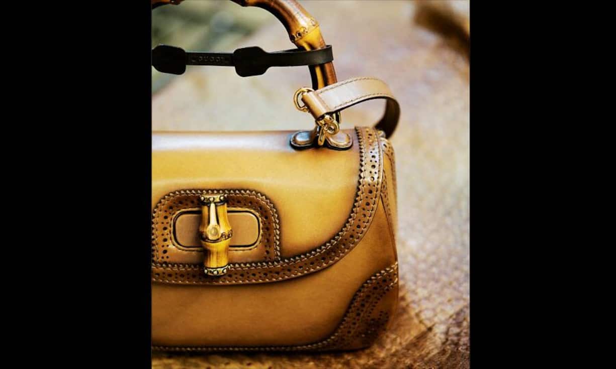 Damit der Taschengriff aus Bambus seine Biegung nicht verliert, wird jedes Modell mit einer abnehmbaren Gummihalterung geliefert. Sie hält das Naturmaterial in Form.