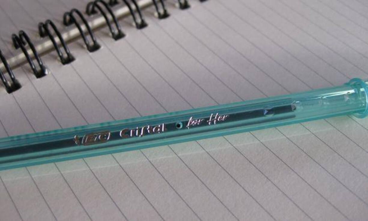 Bic For Her
2012 versuchte Stiftehersteller Bic sein Glück mit einem frauenfreundlichen, überteuerten Stift. Die Rückmeldungen darauf waren - es erstaunt wenig - überwiegend negativ.Emily/CC/Flickr