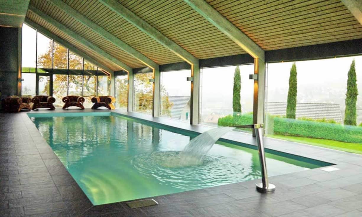 Highlight der Villa mit 12,5 Zimmern ist der beheizte Wellnessbereich mit Indorpool.