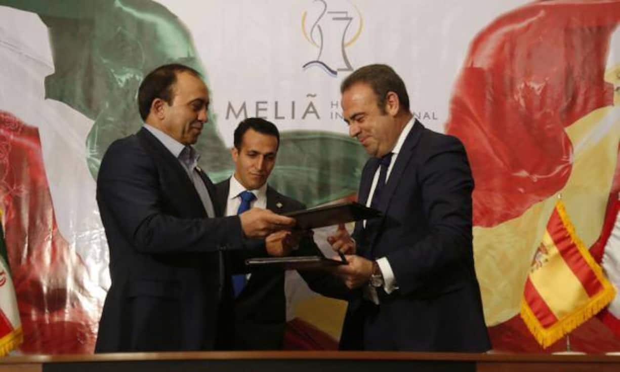 Gabriel Escarrer, CEO von Meliá Hotels International (r.) unterzeichnet in Teheran den Vertrag für den Bau des «Gran Meliá Ghoo Hotels» in Salman Shahr. Meliá Hotels Intl