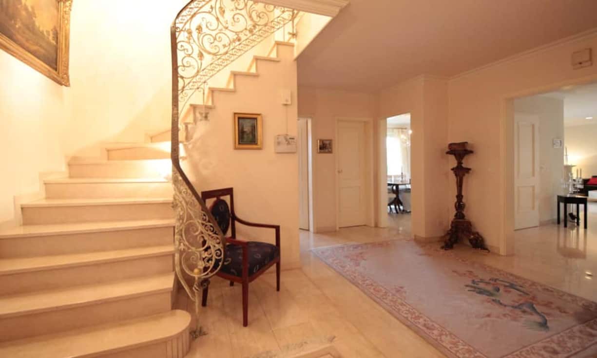 Über einen grosszügigen Treppenaufgang wird das Obergeschoss erschlossen. Im Obergeschoss befinden sich fünf Schlafzimmer und zwei Badezimmer.