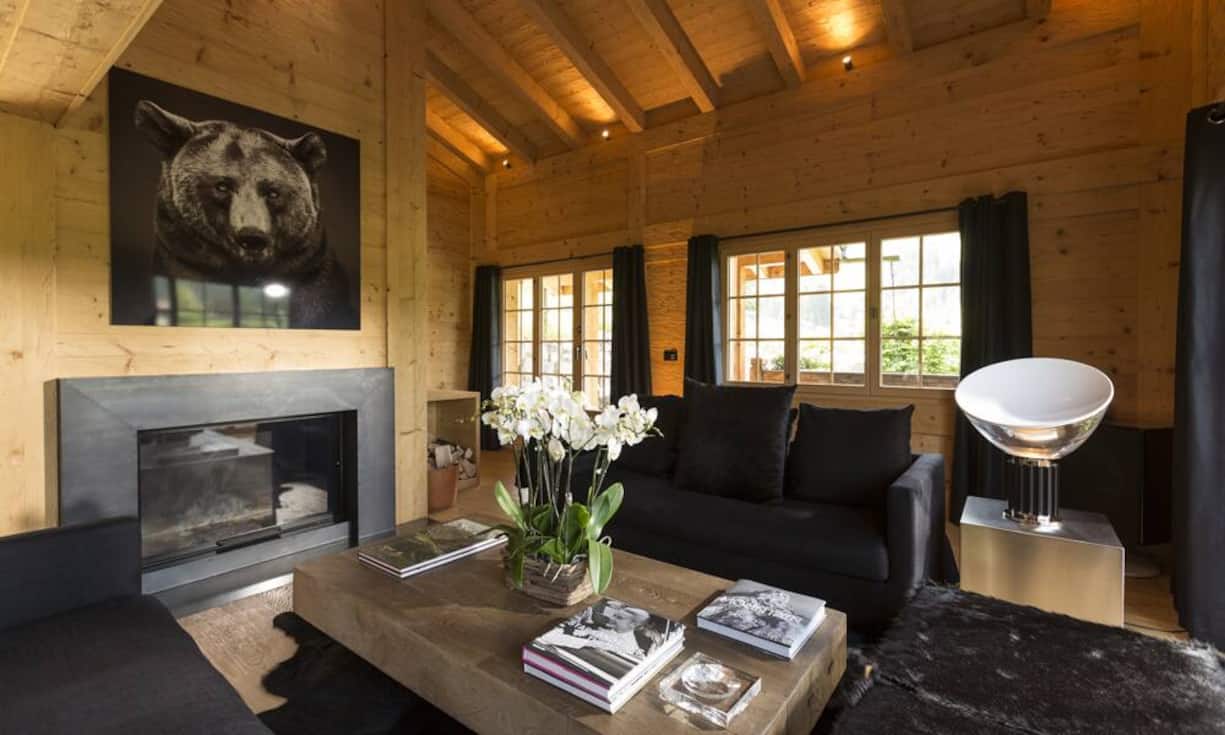 Neben zwei Garagen und Stellplätzen gibt es eine Bibliothek, Sauna, einen Fitnessraum sowie...