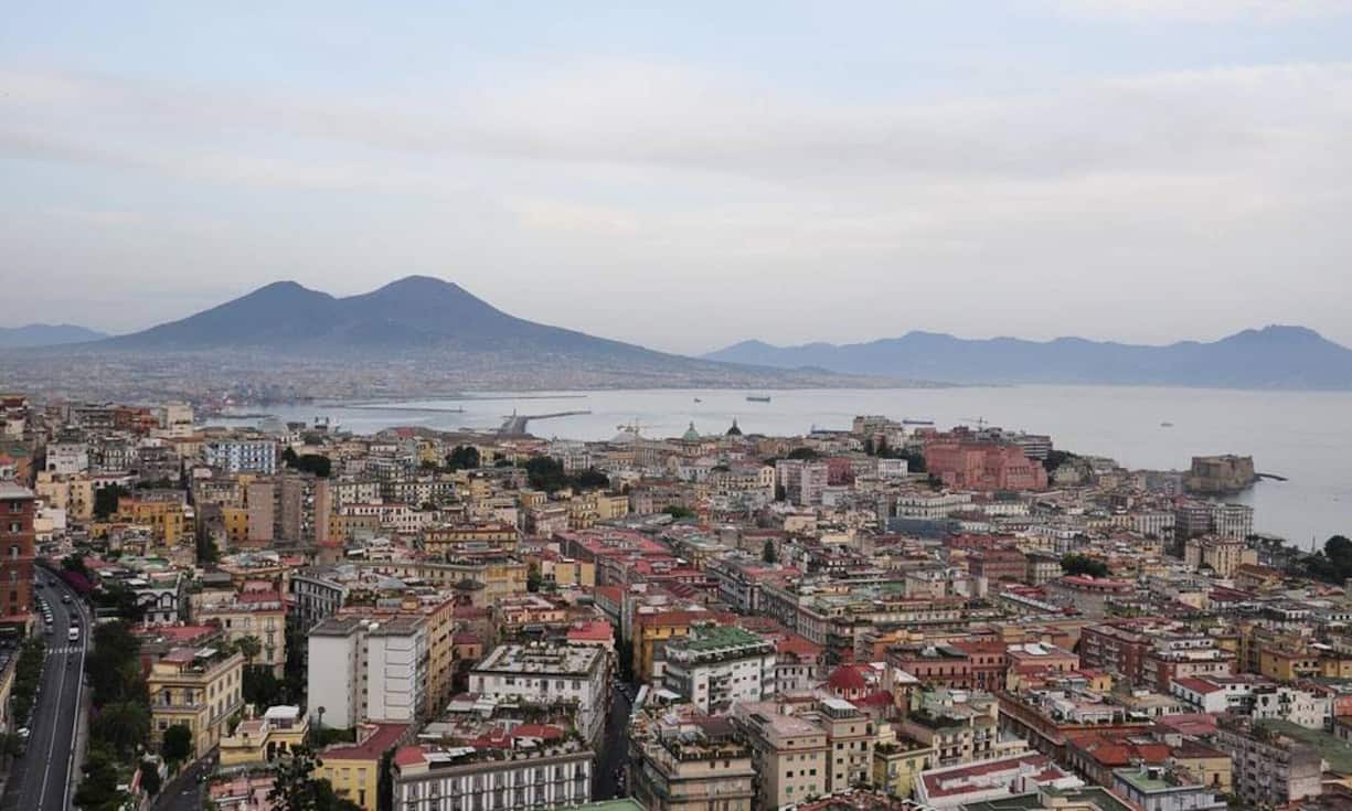 Platz 5: Neapel, Italien Rund alle 550 Jahre droht auch der Vesuv  nahe der italienischen Stadt Neapel grosse Schäden anzurichten. Auch hier könnte der Schaden im Ernstfall deutlich über 10 Milliarden Euro steigen.