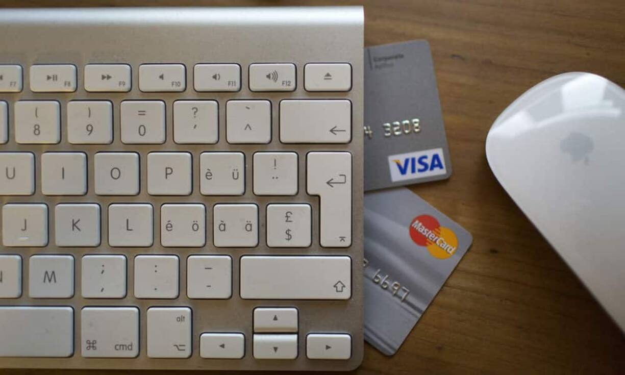 Eine Fachjury aus Detailhandelsexperten, Juristen und Fachhochschuldozenten kürt zusammen mit dem Beratungsunternehmen Carpathia die besten Schweizer Internethändler. Das sind die Sieger des Jahres 2015 im Gross- (B2B) und Detailhandel (B2C) sowie der Gesamtsieger.