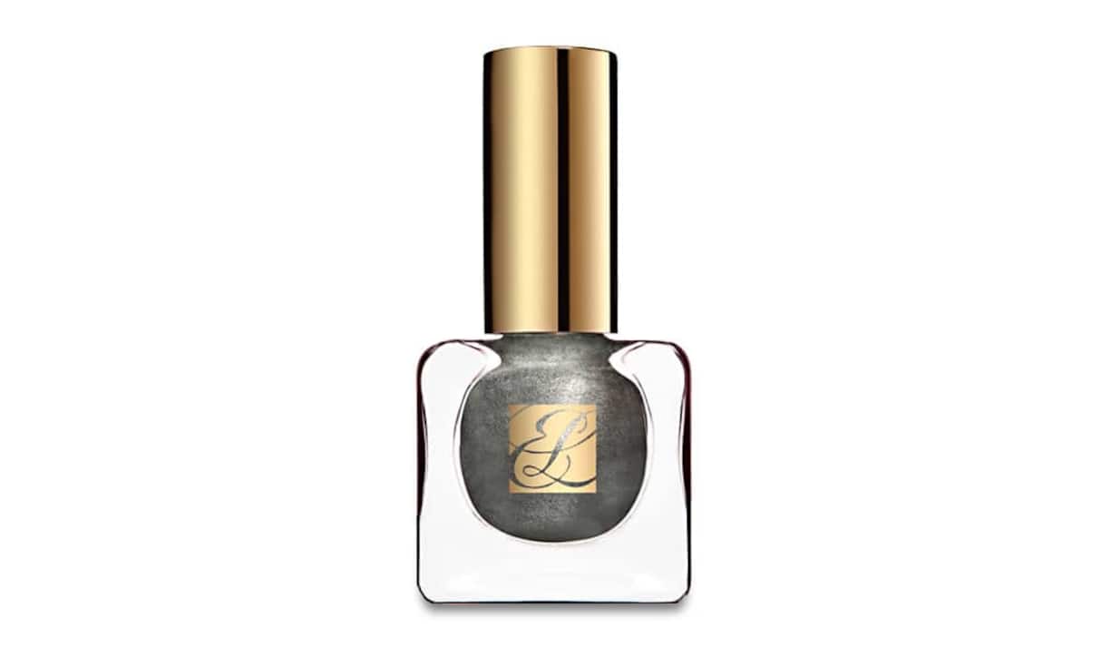 Metallisch: Makellos gestylte Fingernägel ermöglicht der Nagellack Smoked Chrome von Estée Lauder. Die geschmeidige Textur und der lange Halt der Estée-Lauder-Nagellacke machen diese zu den Lieblingen vieler Frauen. Diesen Winter werden die Nägel mit einer metallischen Verbindung von Chrom und Gold veredelt. Estée Lauder, Nagellack, 34 Franken.