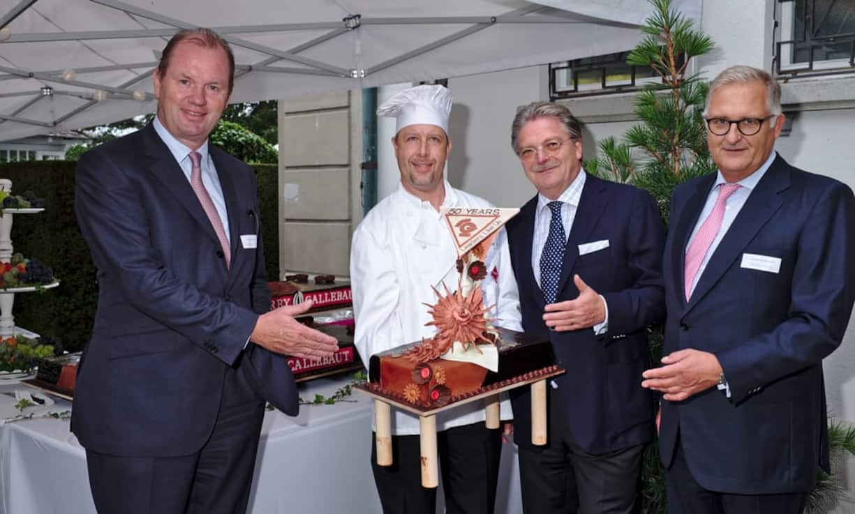 Jürgen B. Steinemann, Vice Chairman, Barry Callebaut AG, Sponsor des Geburtstags-Schokoladenkuchens;
Bernhard Jutzi, Konditorei Hotz, Créateur des Geburtstagskuchens;
Sandro V. Gianella, Partner, Knight Gianella & Partner AG;
Stephan Reifferscheid, Partner, Knight Gianella & Partner AG