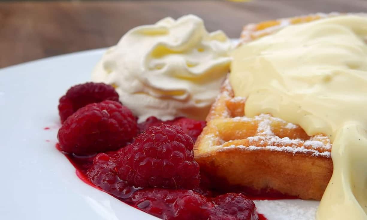 Süsses und Salziges, Fette wie Butter, Margarine und Rahm sowie fettreiche Saucen werden vier Mal so viel konsumiert wie empfohlen.