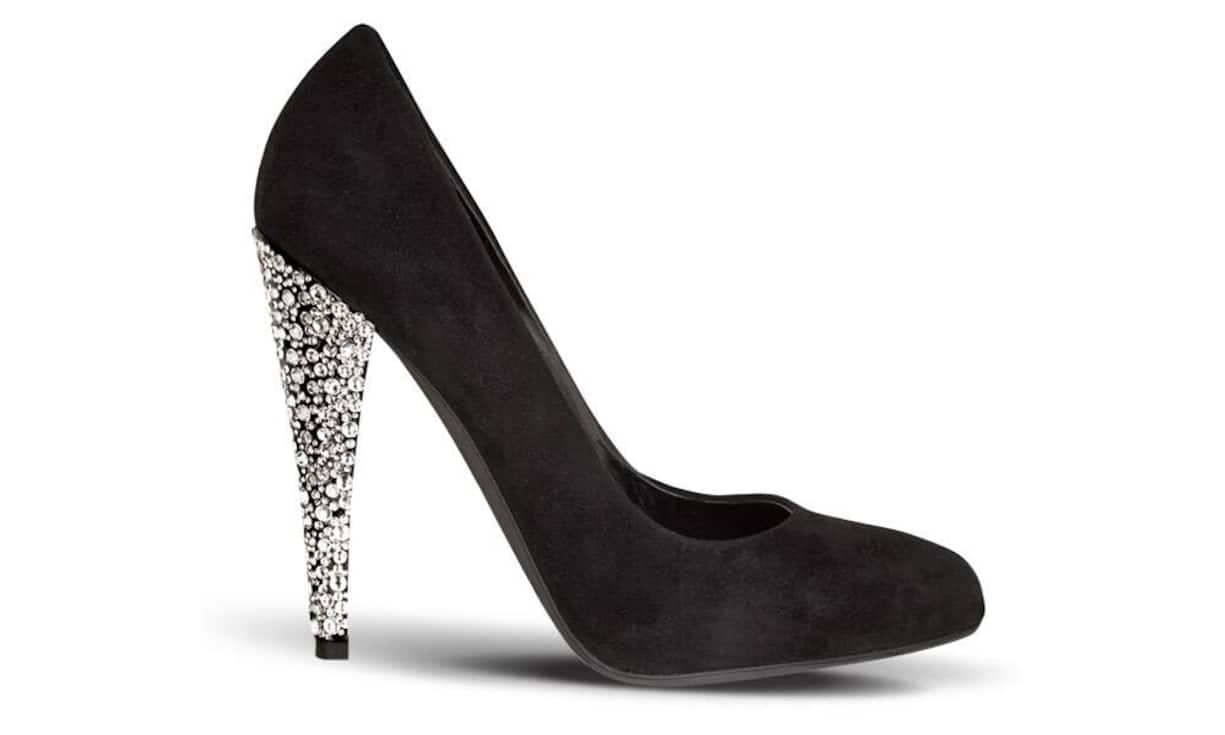 GIAMBATTISTA VALLI: Velours-Kalbsleder mit Strassabsatz. Preis auf Anfrage.