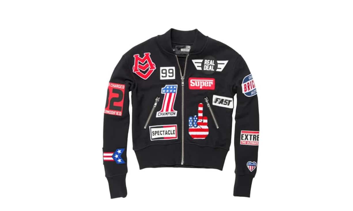 Auffällig: Love Moschino Genau das richtige für Rock & Style Fans. Diese Bomberjacke aus Baumwolle ist dank amerikanisch inspirierten Motorsport-Applikationen einen Hingucker. Sie hat zwei Taschen an der Vorderseite. Erhältlich bei Globus. Preis 499 Franken