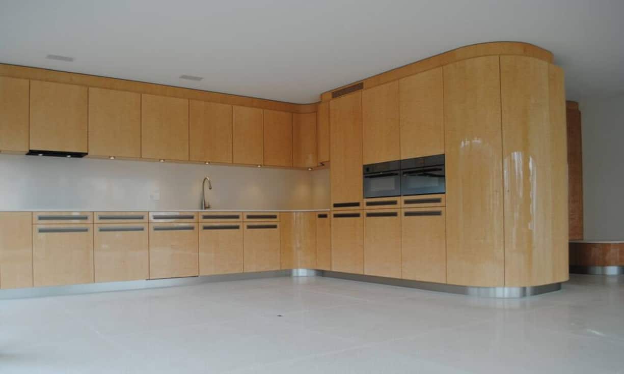 Die Fronten der Küche sind aus hellem Vogelaugenahorn. Diese Holzart wurde auch in den Bädern und der Garderobe benutzt.