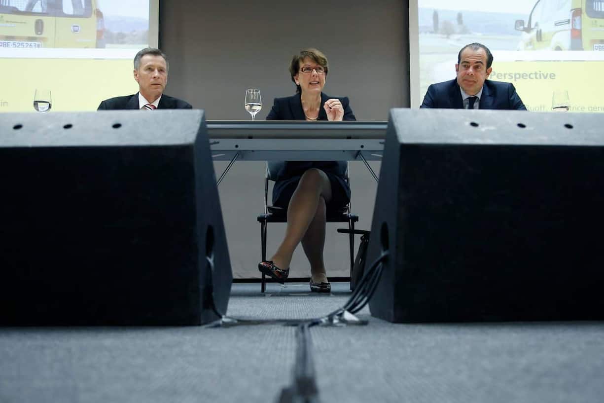 Susanne Ruoff, Konzernleiterin Post, Mitte, spricht an der Seite von Ulrich Hurni, Leiter PostMail, links, und Frank Marthaler, Leiter Swiss Post Solutions,