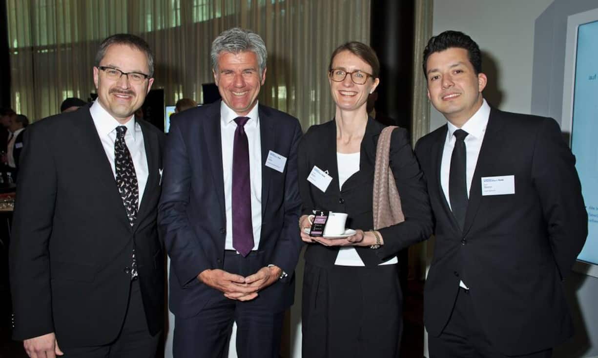 Matthias Friedli, Vice President, Corporate Communications, Credit Suisse AG;
Thomas Sutter, Stv. Vorsitzender der Geschäftsleitung, Schweizerische Bankiervereinigung;
Charlotte Nelson, Vice President, Media Relations, Credit Suisse AG;
Ernst Sboron, Projektleiter  «Private Banking Schweiz APP», Credit Suisse AG