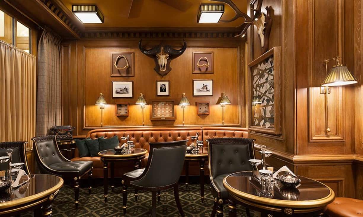 «Das Wichtigste bei der Neugestaltung schien mir, ja kein Versailles-Gefühl aufkommen zu lassen», betont Architekt Thierry Despont. «Es gibt nichts Schlimmeres als ein Hotel, in dem man sich kaum getraut, irgendwo hinzusitzen.» Der Hotelslogan «Le Ritz, c'est Paris» soll kein leeres Versprechen sein: Das Lebensgefühl der Stadt der Liebe, der Mode, der Kulinarik wird hier auf hochelegante und dennoch ziemlich lässige Art spürbar.