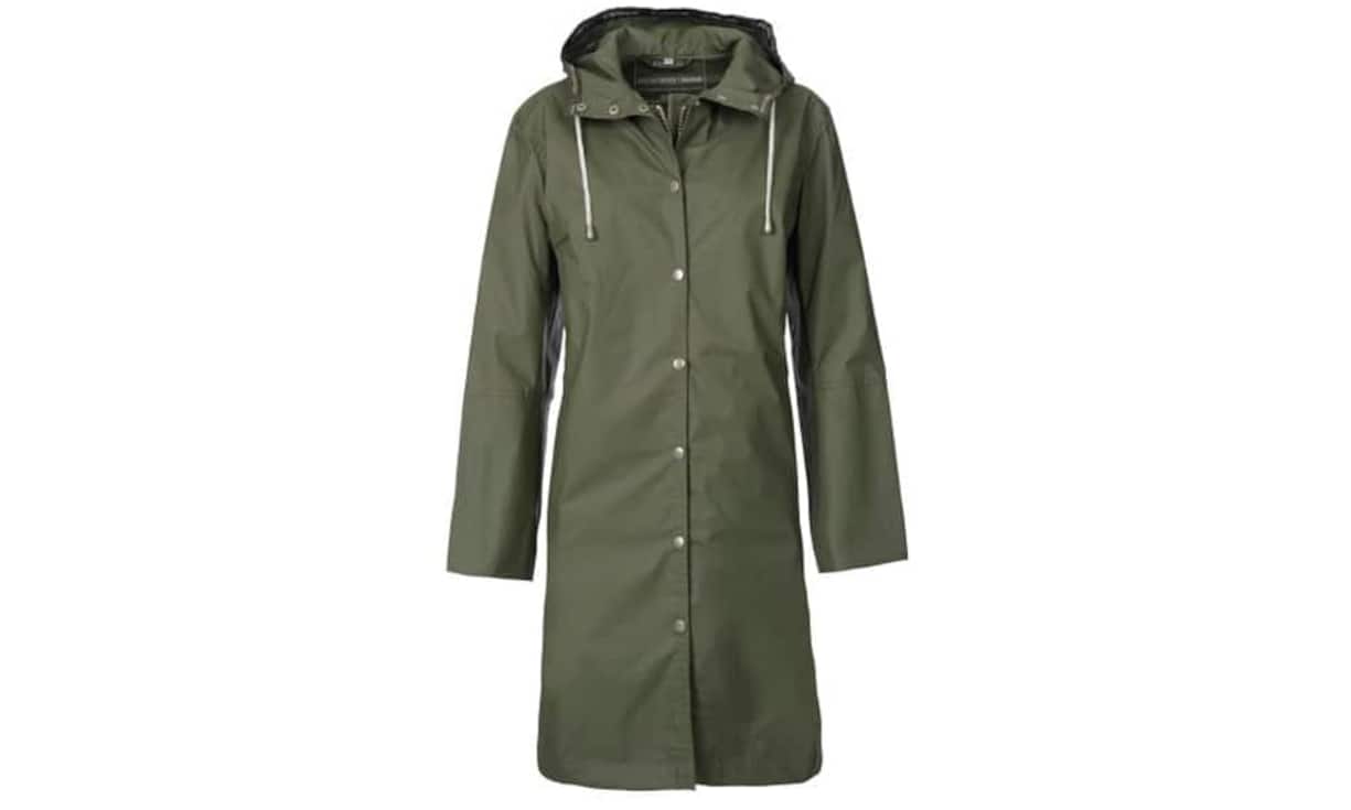 Nordisch: Ilse Jacobs (Frau)Ein funktionaler Regenmantel in dänischem Design mit geklebten wasserdichten Nähten und fester Kapuze. Für den rundum Schutz gibt es den passenden Regenhut dazu. Der Mantel ist in diversen Farben erhältlich. Preis 199 Franken