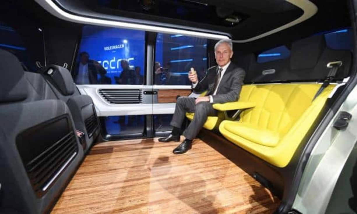 Der Innenraum sieht denn auch ganz anders aus: Der Fahrer fehlt komplett. Die Konzeptstudie sagt aber noch nichts über die tatsächliche Machbarkeit eines solchen Gefährts.